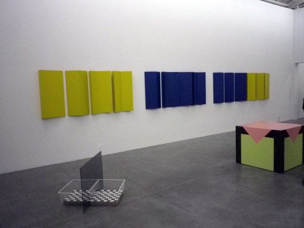 Vue de l'exposition (Charlotte Poseneske _Series B Relief_1967-2011)