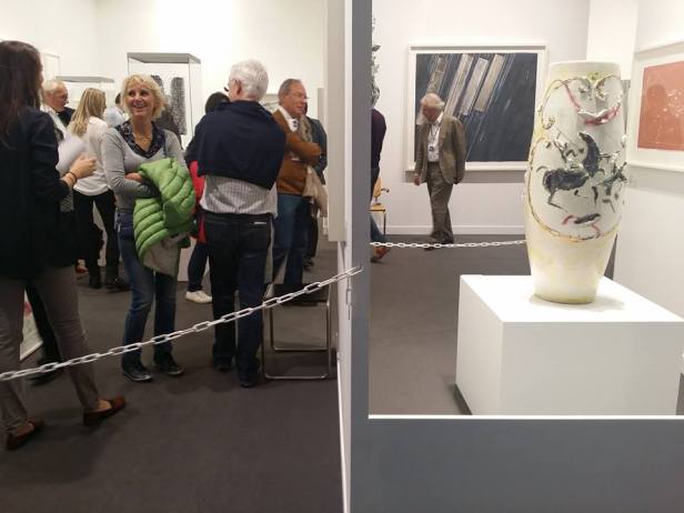 Photo du stand Karsten Greve publiée par Yoyo Maeght sur son compte facebook pour s'insurger contre les chaines devant les stands