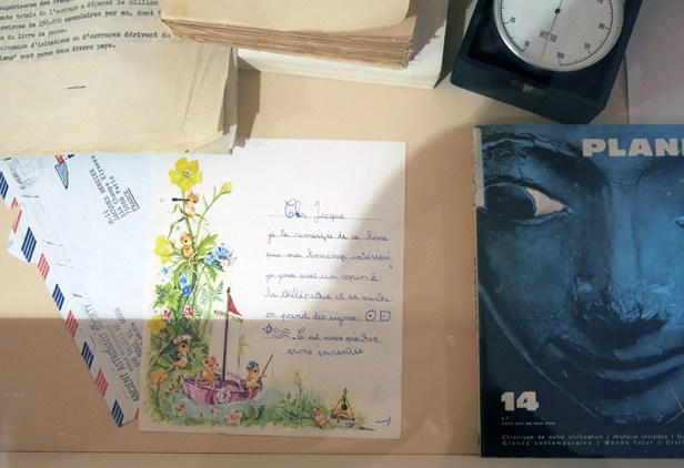 vitrine avec courrier de lecteur de Planète